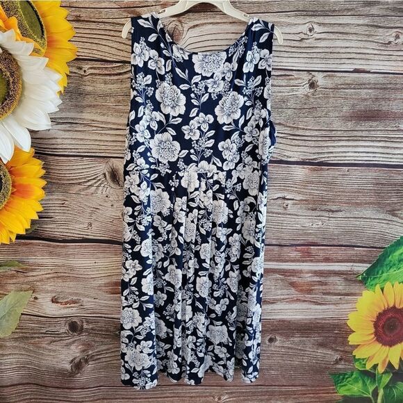 "St John's Bay " Woman's Midi Dress deep blue/white floral size: 2X V-neck  NWT - Picture 2 of 7